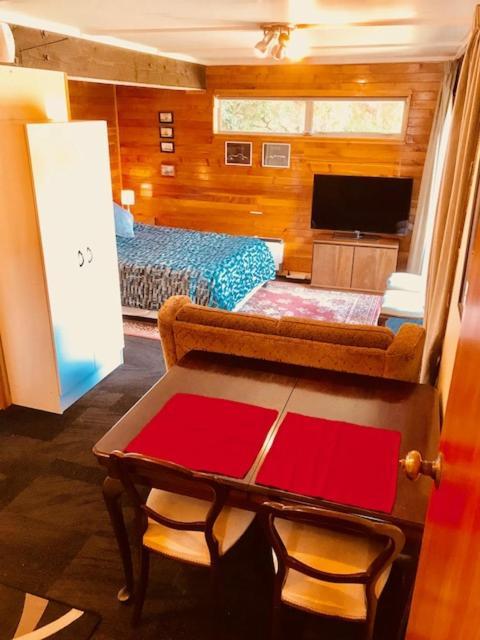 Cosy Studio Apartment Крайстчърч Екстериор снимка